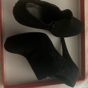 IMPO black Suede booties